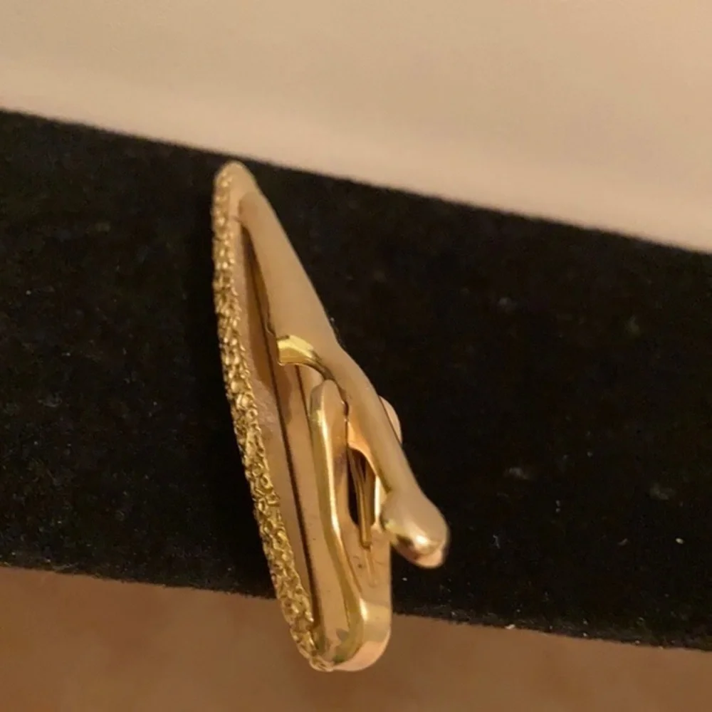Vintage men’s gold tone cuff links with ruby gem-like inlay w/matching tie clip